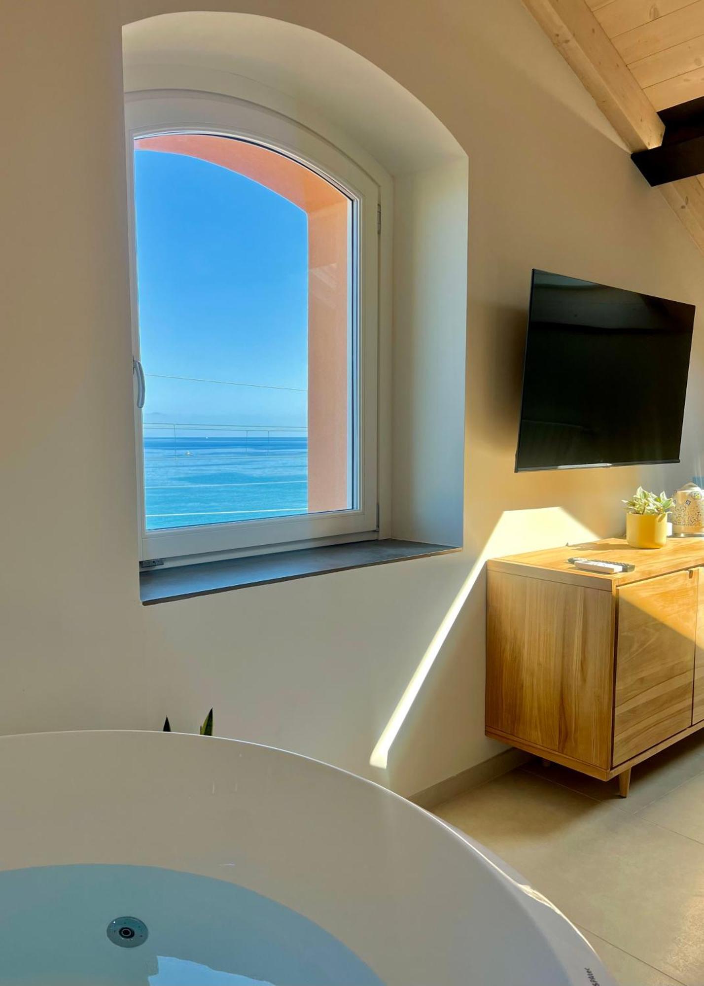 Oasi Di Mare, Con Parcheggio Privato E Colazione Hotel Bordighera Kültér fotó